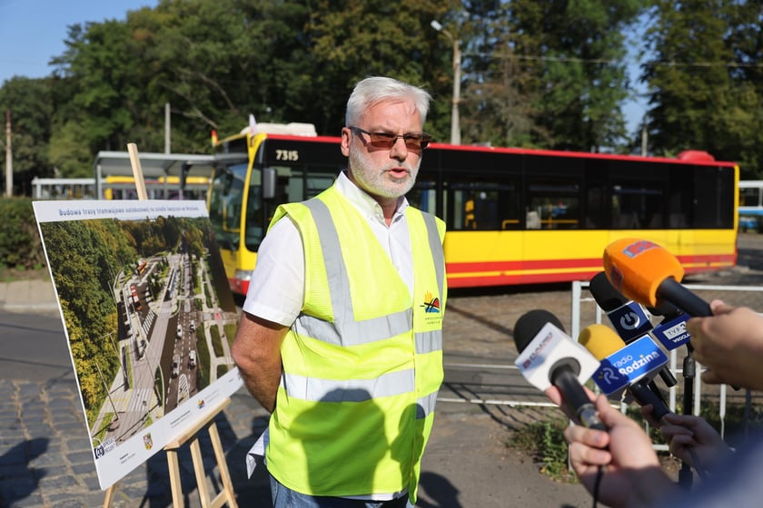 kierownik projektu z Wrocławskich Inwestycji, Andrzej Biegus / spotkanie na pętli Sępolno w sprawie budowy TAT na Swojczyce, 30 sierpnia 2024
