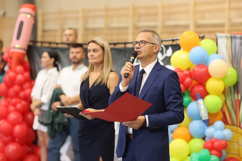 Inauguracja roku szkolnego 2024/2025 w ZSP nr 26 przy ul. Cynamonowej we Wrocławiu. Na zdjęciu: dyrektor placówki - Paweł Minorowicz i wicedyrektor - Izabela Pilarska