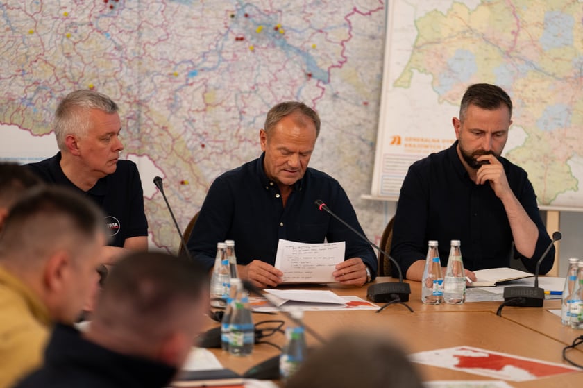 Premier i ministrowie uczestniczyli w poniedziałek 16 września w posiedzeniu sztabu kryzysowego w Urzędzie Wojewódzkim we Wrocławiu.
