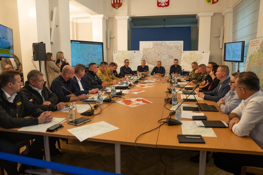 Premier i ministrowie uczestniczyli w poniedziałek 16 września w posiedzeniu sztabu kryzysowego w Urzędzie Wojewódzkim we Wrocławiu.