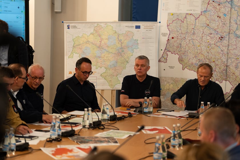 Premier i ministrowie uczestniczyli w poniedziałek 16 września w posiedzeniu sztabu kryzysowego w Urzędzie Wojewódzkim we Wrocławiu.
