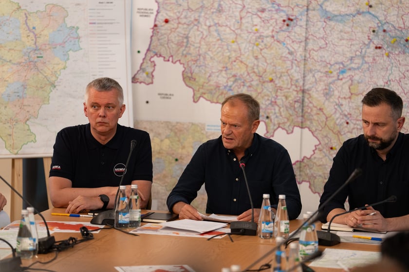 Premier i ministrowie uczestniczyli w poniedziałek 16 września w posiedzeniu sztabu kryzysowego w Urzędzie Wojewódzkim we Wrocławiu.