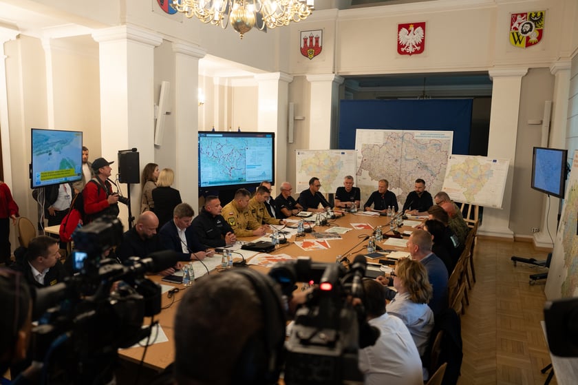 Premier i ministrowie uczestniczyli w poniedziałek 16 września w posiedzeniu sztabu kryzysowego w Urzędzie Wojewódzkim we Wrocławiu.