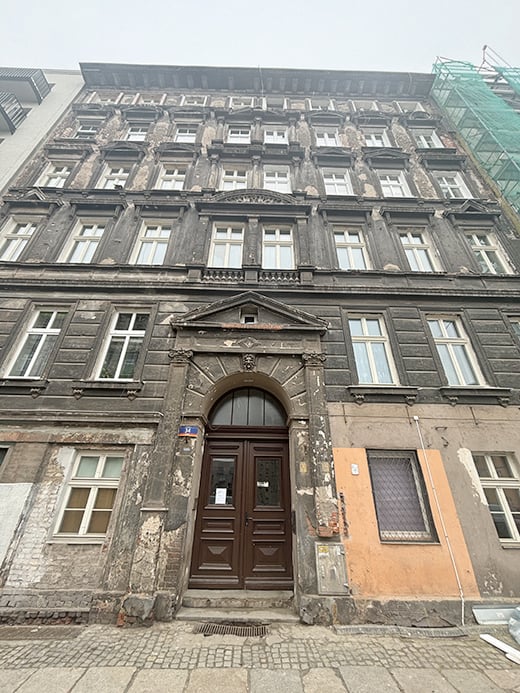 Kamienica przeznaczona do remontu w Projekcie Ptasia (program poWROty kamienic). Kurkowa 34