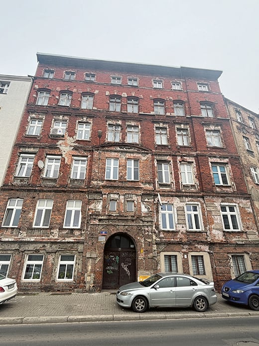 Kamienica przeznaczona do remontu w Projekcie Ptasia (program poWROty kamienic). Kurkowa 65