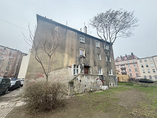 Kamienica przeznaczona do remontu w Projekcie Ptasia (program poWROty kamienic). Ptasia 25