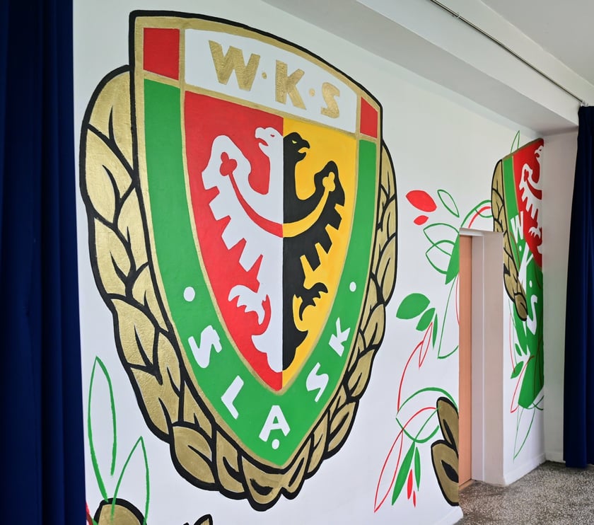 Uroczystość odsłonięcia muralu WKS Śląsk w SP 113. Powstał on w ramach Szkolnego Budżetu Obywatelskiego