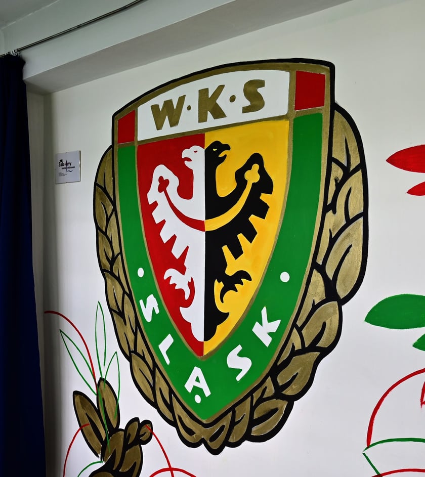 Uroczystość odsłonięcia muralu WKS Śląsk w SP 113. Powstał on w ramach Szkolnego Budżetu Obywatelskiego