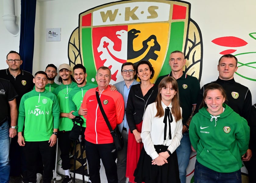 Uroczystość odsłonięcia muralu WKS Śląsk w SP 113. Powstał on w ramach Szkolnego Budżetu Obywatelskiego