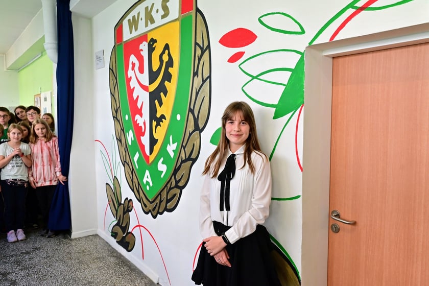 Uroczystość odsłonięcia muralu WKS Śląsk w SP 113. Powstał on w ramach Szkolnego Budżetu Obywatelskiego