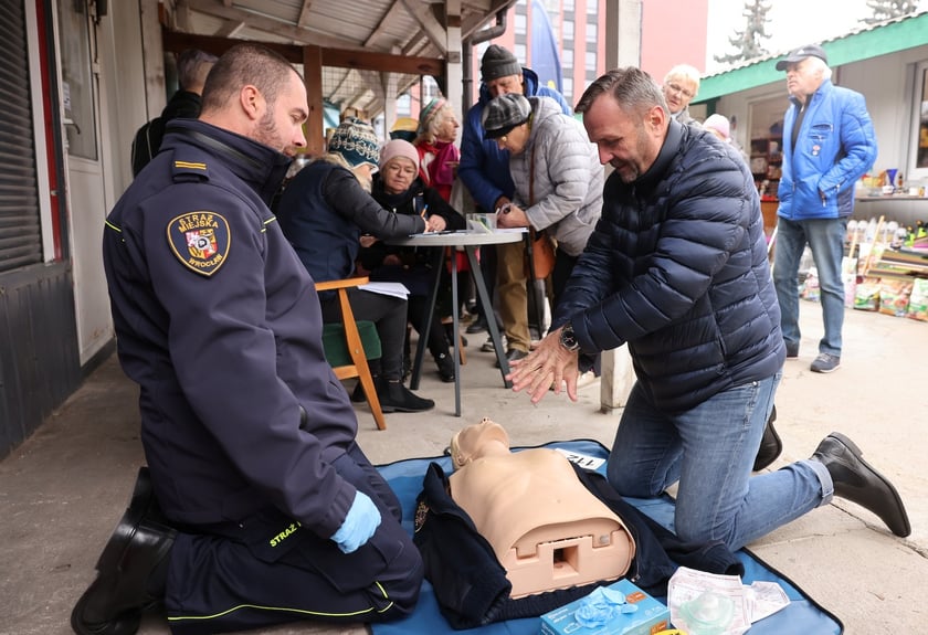 Wydawanie Karty Seniora na targowisku przy Niedźwiedziej, 07.11.2024