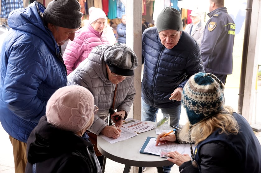 Wydawanie Karty Seniora na targowisku przy Niedźwiedziej, 07.11.2024