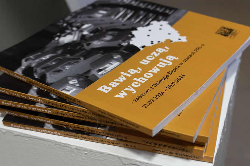 Katalog wystawy Bawią, uczą, wychowują &ndash; zabawki z Dolnego Śląska w czasach PRL-u w Miejskim Muzeum Zabawet w Karpaczu
