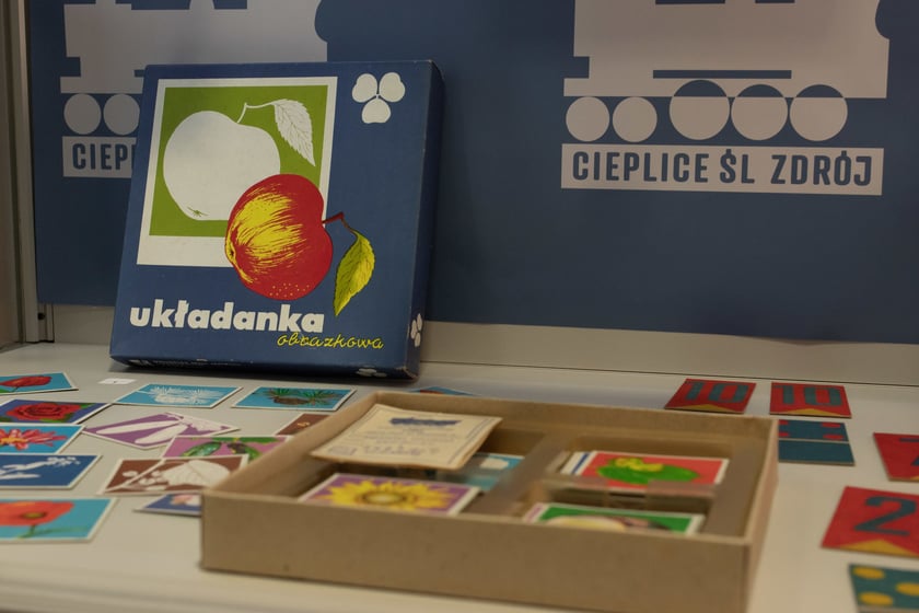 Eksponat z wystawy Bawią, uczą, wychowują &ndash; zabawki z Dolnego Śląska w czasach PRL-u w Miejskim Muzeum Zabawet w Karpaczu
