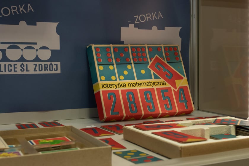 Eksponat z wystawy Bawią, uczą, wychowują &ndash; zabawki z Dolnego Śląska w czasach PRL-u w Miejskim Muzeum Zabawet w Karpaczu