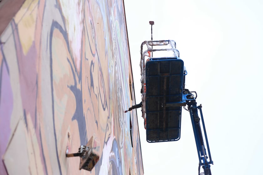 Nowy mural na Brochowie - prace na wyciągniku.