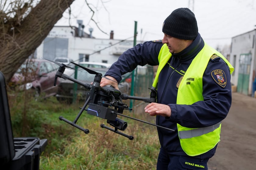 
851 zł - Koszt 8 godz. pracy dwuosobowego patrolu straży miejskiej
ok. 350 zł - Miesięczne utrzymanie jednej kamery monitoringu miejskiego
ok. 85 000 zł - Miesięczne utrzymanie wszystkich kamer monitoringu miejskiego
ok. 900 000 zł - Roczne utrzymanie całego systemu monitoringu miejskiego (średni koszt z lat 2020-2024)
246 - Liczba strażnik&oacute;w mundurowych Straży Miejskiej Wrocławia
3 560 710 zł - Kwota mandat&oacute;w nałożonych przez strażnik&oacute;w w 2024 r.
54 117 - Zgłoszeń w sprawie nieprawidłowego parkowania
36 580 zł/za konia - Roczne utrzymanie konia patrolowego
18 528 -&nbsp; kontroli spalania odpad&oacute;w
66 862 zł - Koszt drona
456 422 zł - Koszt łodzi patrolowo-ratowniczej Sportis
2 880 zł/os. - Koszt umundurowania strażnika miejskiego
366 - Liczba usuniętych &bdquo;wrak&oacute;w&rdquo; z wrocławskich ulic
115 000 zł - Koszt nowego radiowozu
