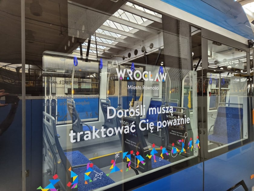 Młodzi artyści z  z Młodzieżowej Akademii Musicalowej MAM i Tramwaj Praw Dziecka