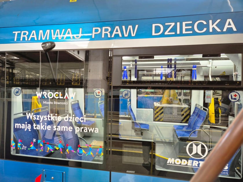 Młodzi artyści z  z Młodzieżowej Akademii Musicalowej MAM i Tramwaj Praw Dziecka
