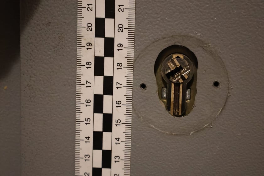 Zdjęcia wykonane przez technik&oacute;w kryminalistycznych, dokumentujące włamania