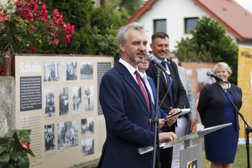 W Pawłowie Trzebnickim przy budynku dawnej szkoły zorganizowano wystawę poświęconą pierwszej polskiej szkole na Dolnym Śląsku