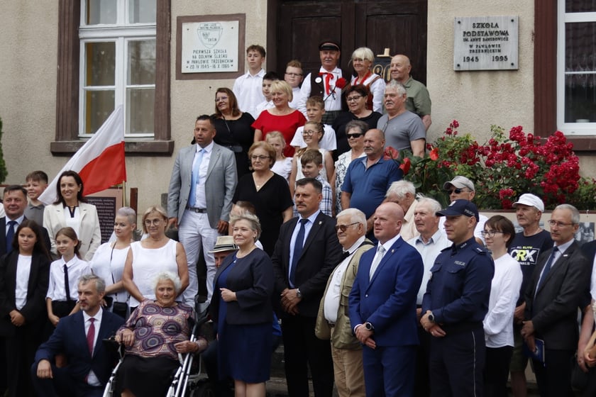 W Pawłowie Trzebnickim przy budynku dawnej szkoły zorganizowano wystawę poświęconą pierwszej polskiej szkole na Dolnym Śląsku