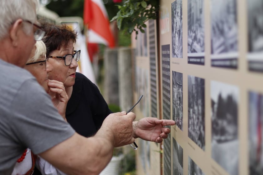 W Pawłowie Trzebnickim przy budynku dawnej szkoły zorganizowano wystawę poświęconą pierwszej polskiej szkole na Dolnym Śląsku