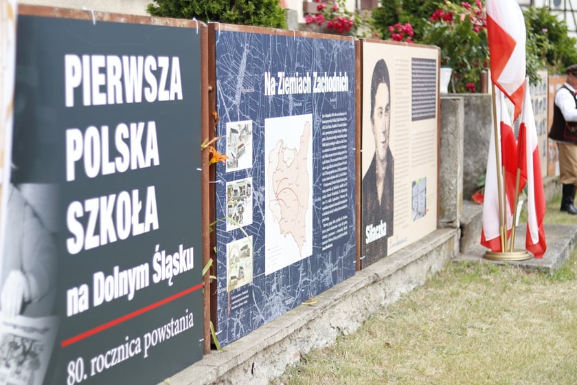 W Pawłowie Trzebnickim przy budynku dawnej szkoły zorganizowano wystawę poświęconą pierwszej polskiej szkole na Dolnym Śląsku
