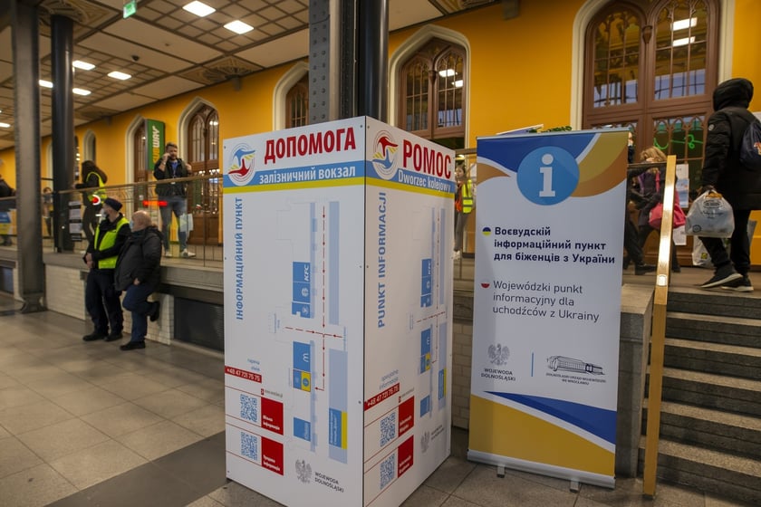 Punkt informacyjny dla uchodźców na Dworcu głównym Wrocław