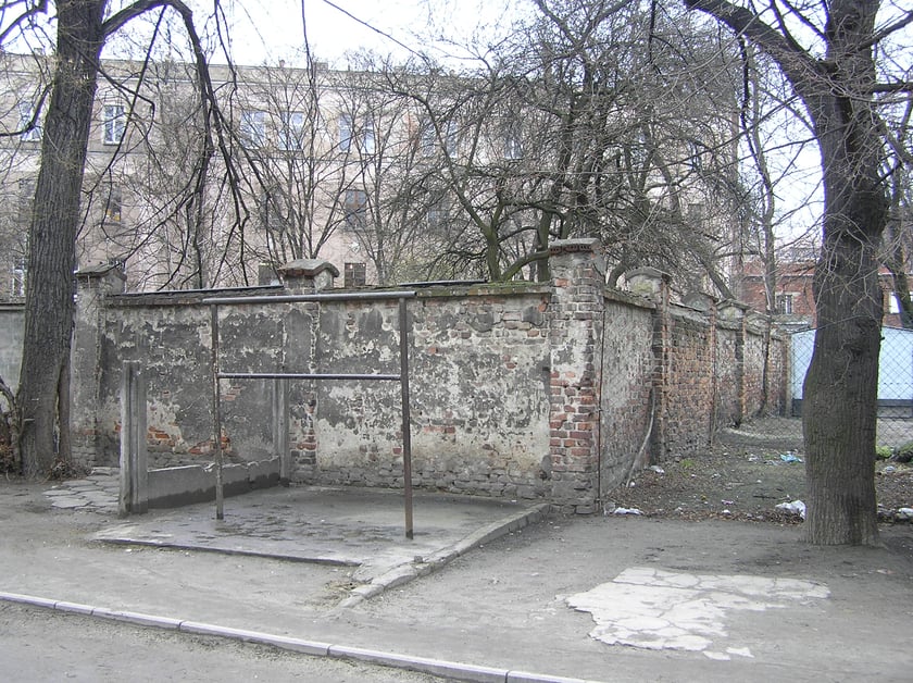 Podwórko na Nadodrzu, przy placu Świętego Macieja, przed remontem