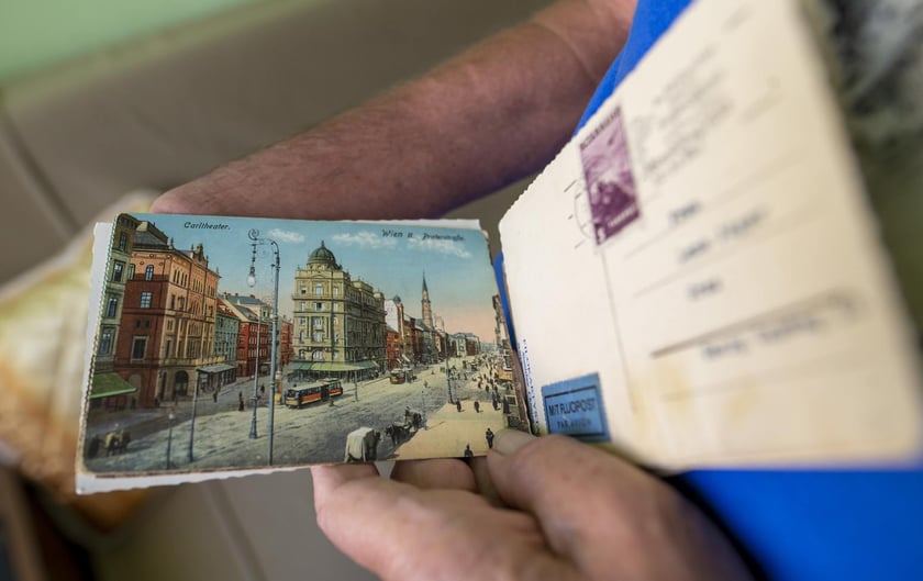 kolekcjoner pocztówek Stanisław Chmura z Wrocławia. W imponującej kolekcji ma ponad tysiąc wrocławskich widokówek