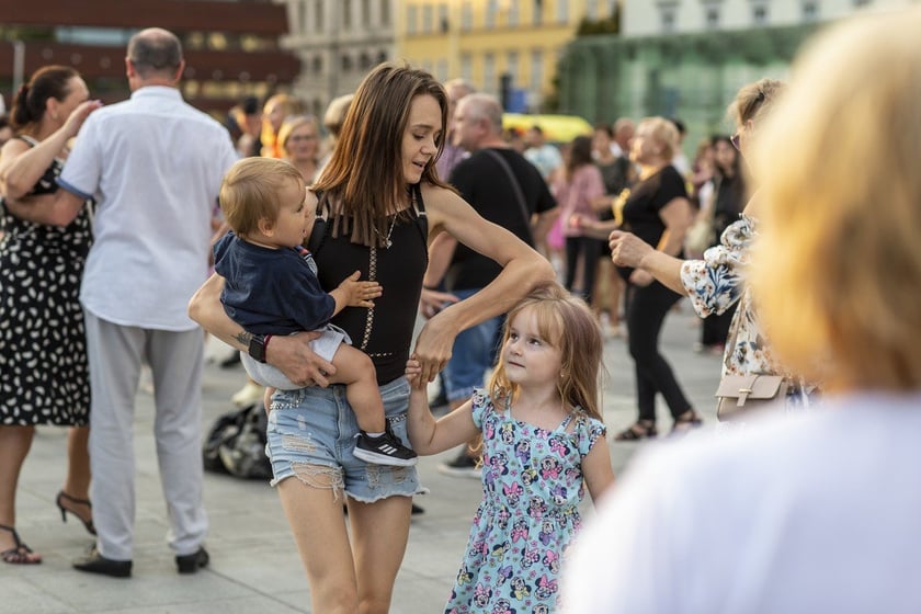 Wrocławska Potańcówka: wrocławianie tanecznie pożegnali wakacje na pl. Wolności [28.08.2022]