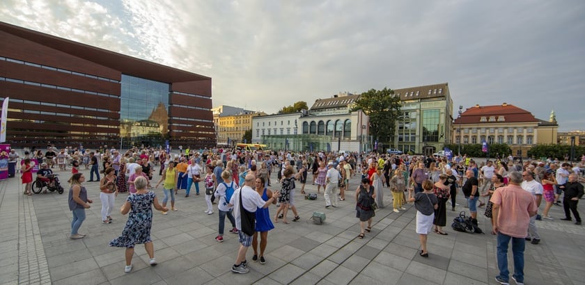 Wrocławska Potańcówka: wrocławianie tanecznie pożegnali wakacje na pl. Wolności [28.08.2022]