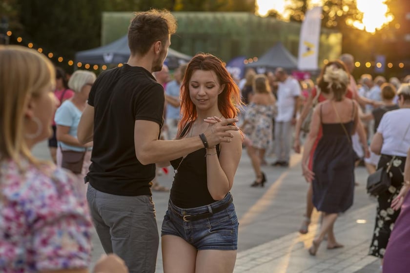Wrocławska Potańcówka: wrocławianie tanecznie pożegnali wakacje na pl. Wolności [28.08.2022]