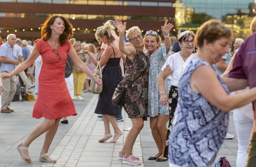 Wrocławska Potańcówka: wrocławianie tanecznie pożegnali wakacje na pl. Wolności [28.08.2022]