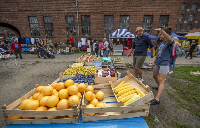 Targowisko na Młynie Sułkowice we Wrocławiu w każdą niedzielę przyciąga tłumy kupujących i sprzedających