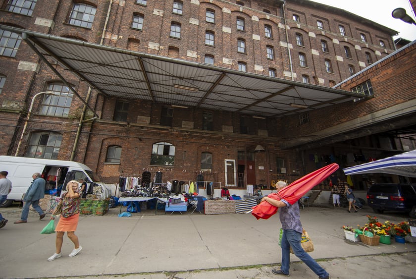 Targowisko na Młynie Sułkowice we Wrocławiu w każdą niedzielę przyciąga tłumy kupujących i sprzedających