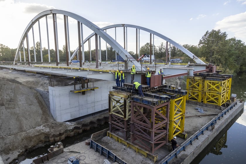 Akcja przesuwania  stalowego  mostu Chrobrego nad kanałem Odry