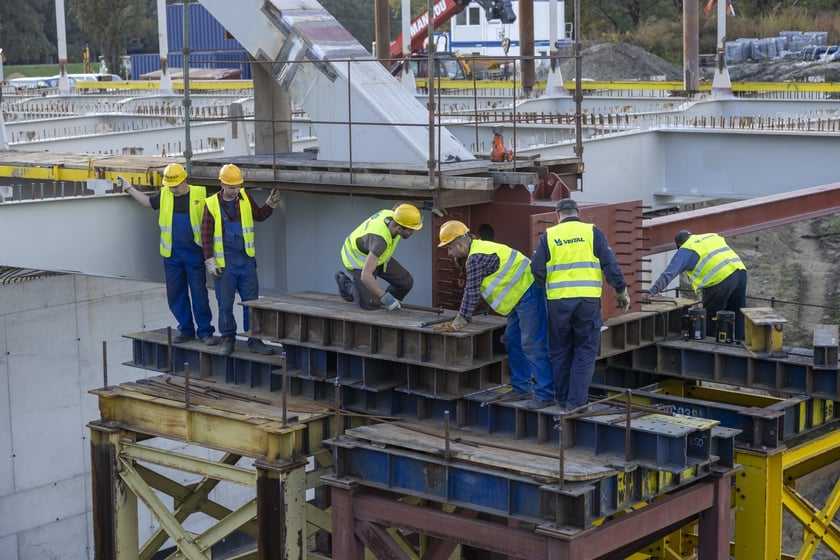 Akcja przesuwania  stalowego  mostu Chrobrego nad kanałem Odry