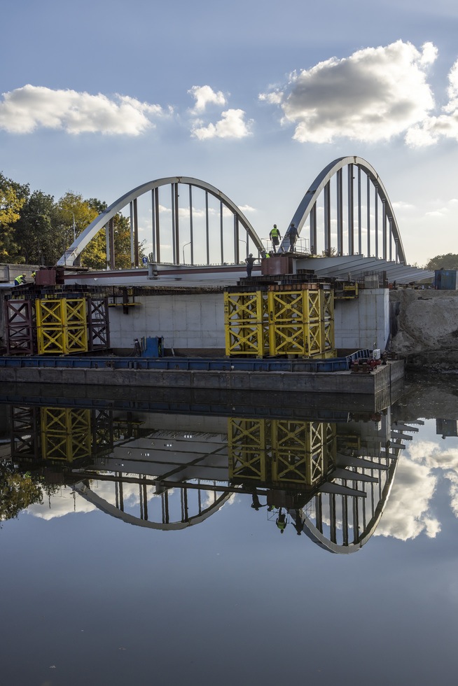 Akcja przesuwania  stalowego  mostu Chrobrego nad kanałem Odry