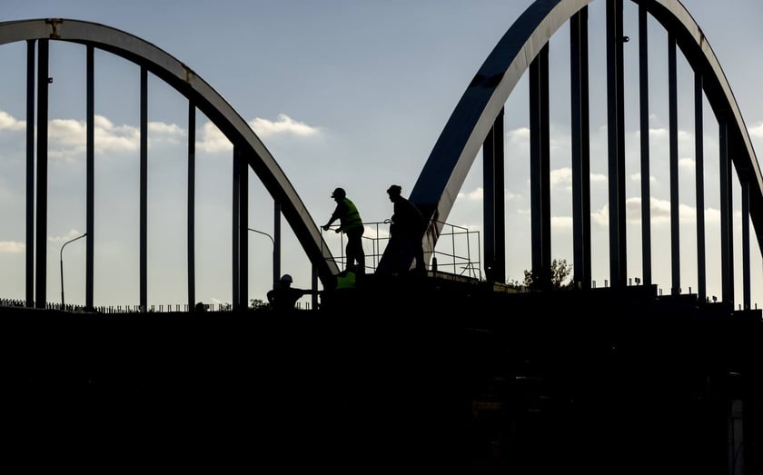 Akcja przesuwania  stalowego  mostu Chrobrego nad kanałem Odry
