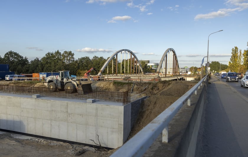 Akcja przesuwania  stalowego  mostu Chrobrego nad kanałem Odry