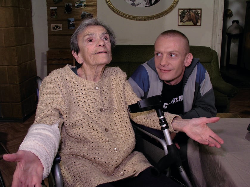 Kadr z serialu "Świat według Kiepskich". Krystyna Feldman i Bartosz Żukowski