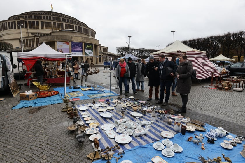 Na zdjęciach widać rzeczy, które można kupić na targu staroci koło Hali Stulecia  we Wrocławiu