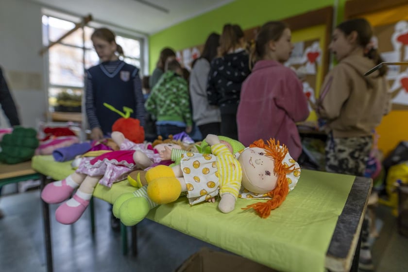 Uczniowie i nauczyciele ze Szkoły Podstawowej nr 17 przy ul. Wieczystej uczestniczą w akcji charytatywnej ?Pomoc dla Ukrainy?.