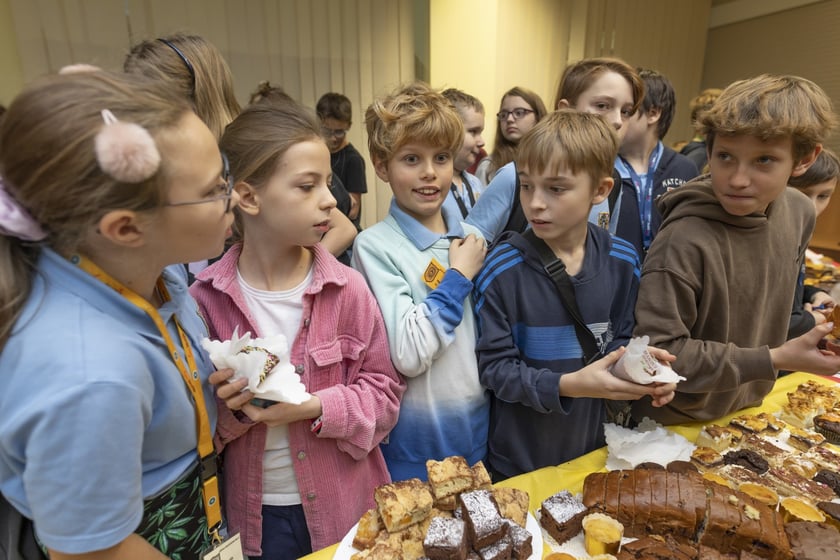 Uczniowie i nauczyciele ze Szkoły Podstawowej nr 17 przy ul. Wieczystej uczestniczą w akcji charytatywnej ?Pomoc dla Ukrainy?.