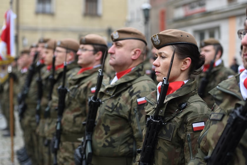 Na zdjęciu 80 nowych żołnierzy Wojsk Obrony Terytorialnej z Dolnego Śląska. W sobotę złożyli uroczystą przysięgę w Świdnicy