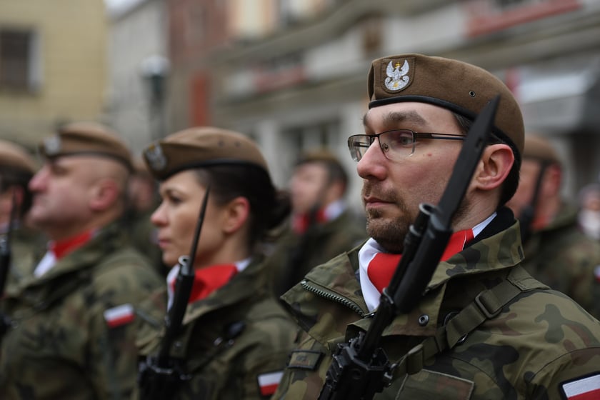 Na zdjęciu 80 nowych żołnierzy Wojsk Obrony Terytorialnej z Dolnego Śląska. W sobotę złożyli uroczystą przysięgę w Świdnicy