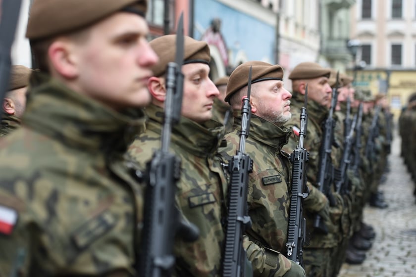 Na zdjęciu 80 nowych żołnierzy Wojsk Obrony Terytorialnej z Dolnego Śląska. W sobotę złożyli uroczystą przysięgę w Świdnicy