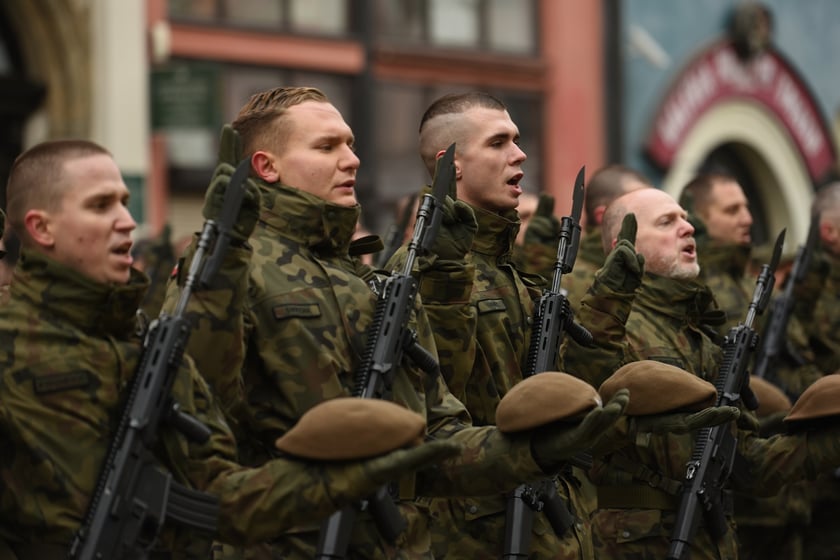 Na zdjęciu 80 nowych żołnierzy Wojsk Obrony Terytorialnej z Dolnego Śląska. W sobotę złożyli uroczystą przysięgę w Świdnicy